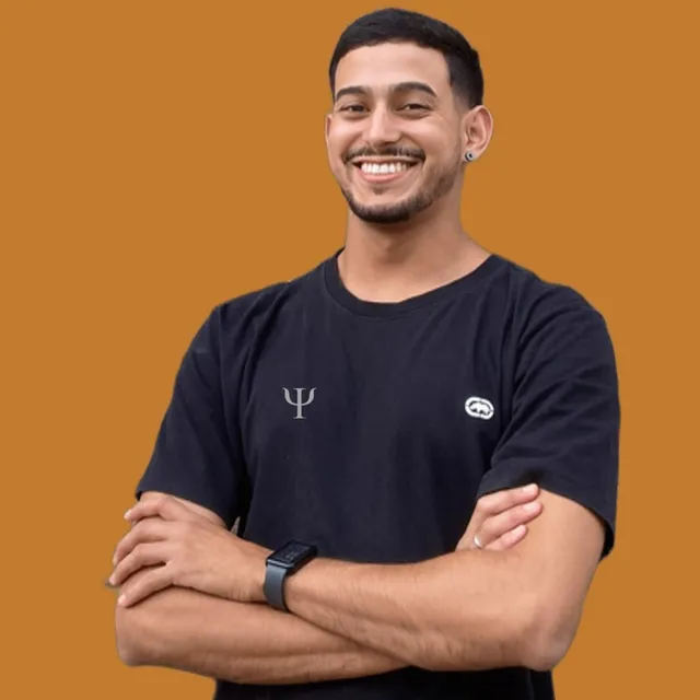 Retrato de Davi Souza, sorrindo, de braços cruzados